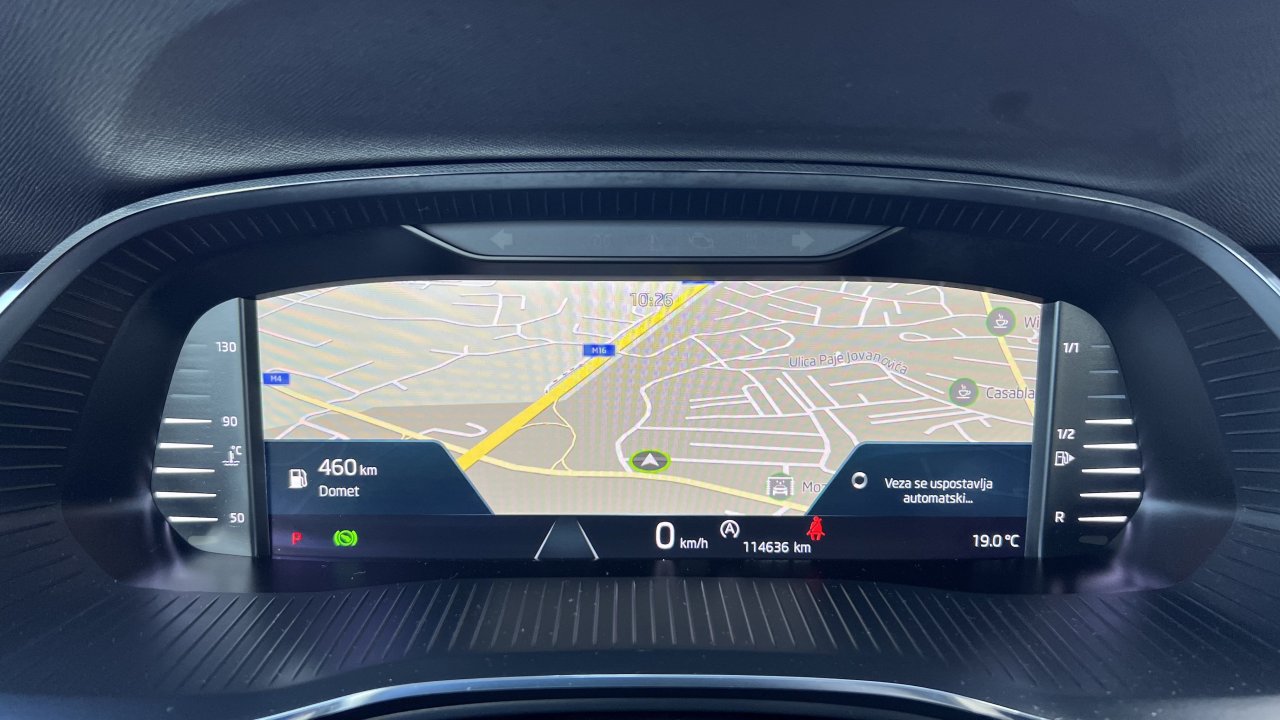 Automobil
