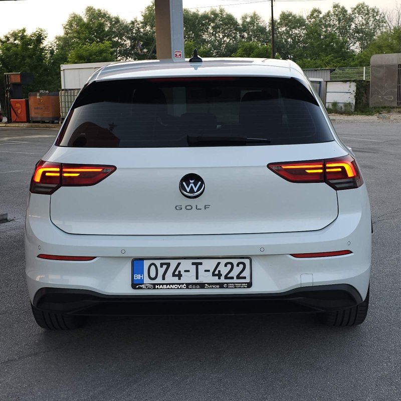 Automobil