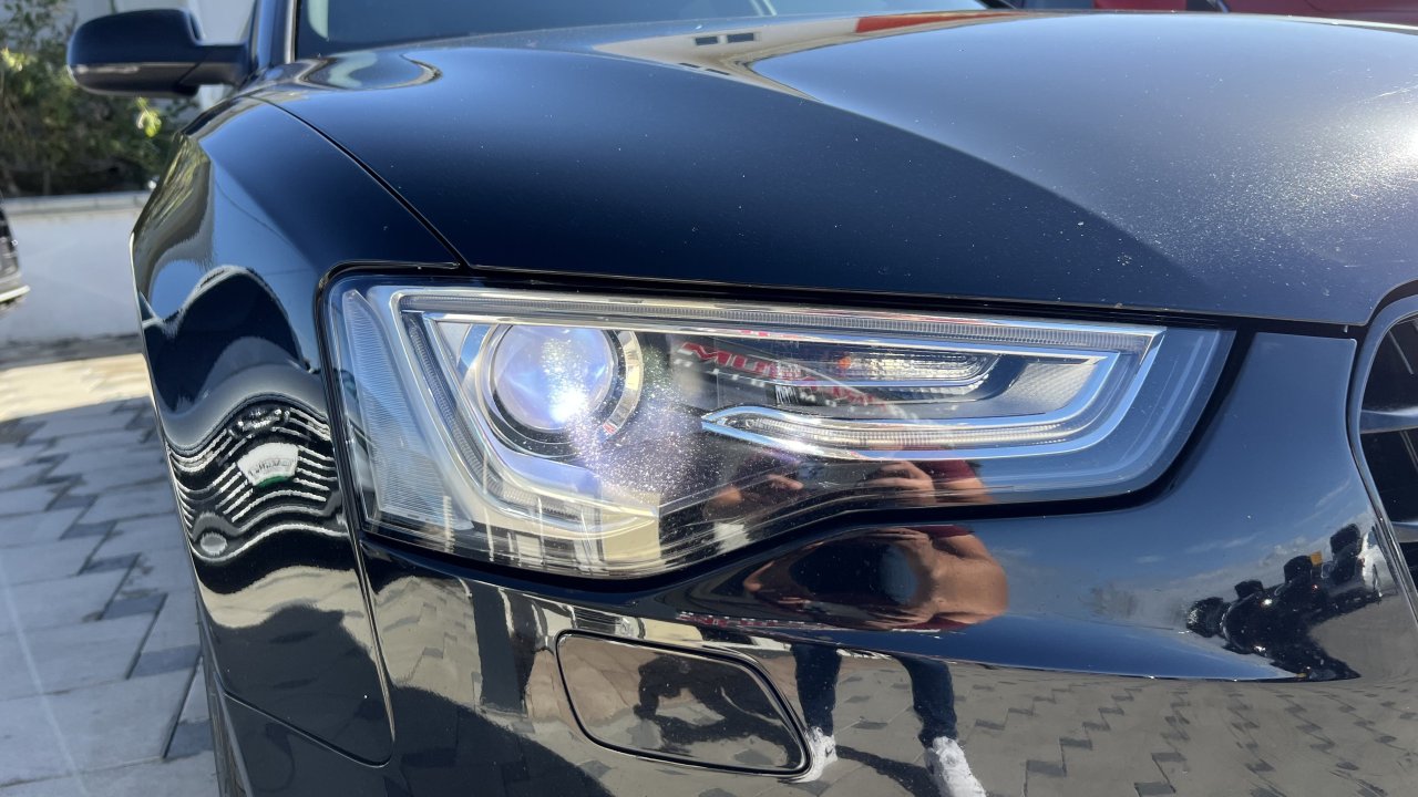 Automobil