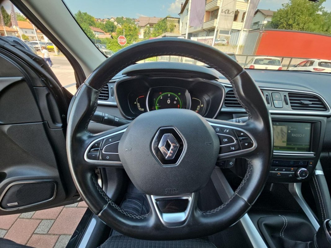 Automobil