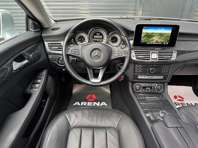 Automobil