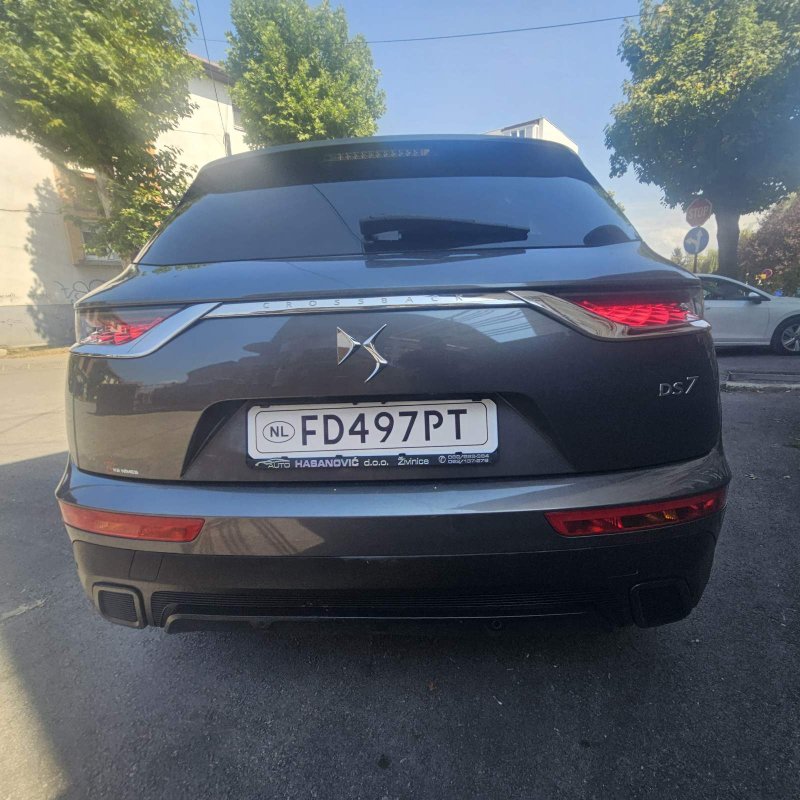 Automobil