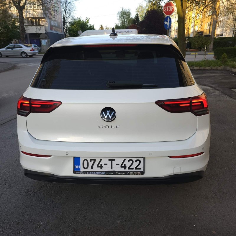 Automobil