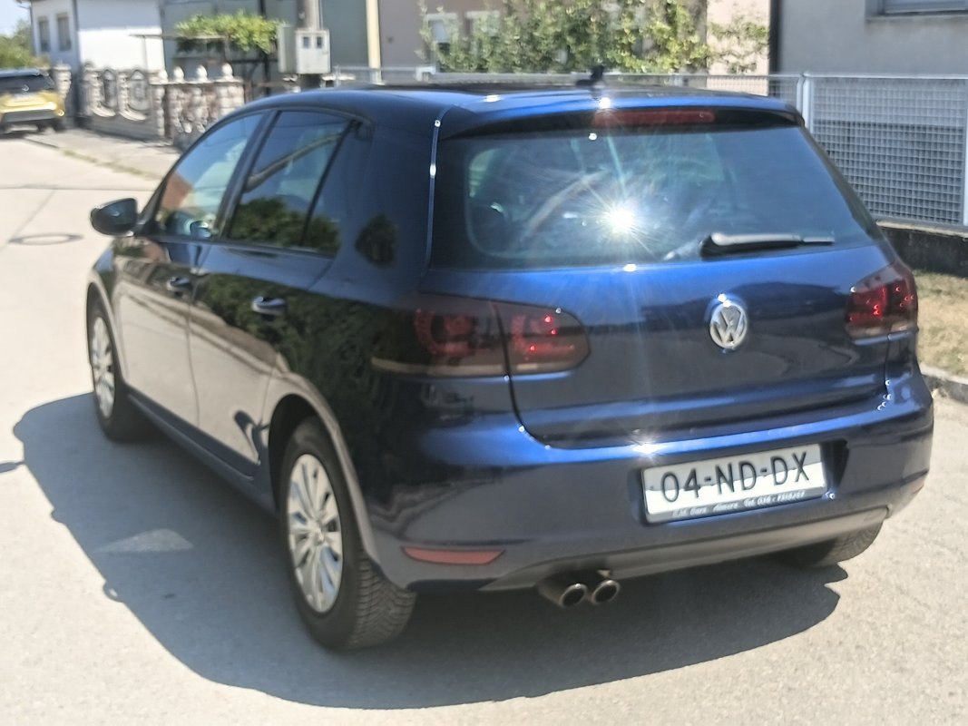Automobil
