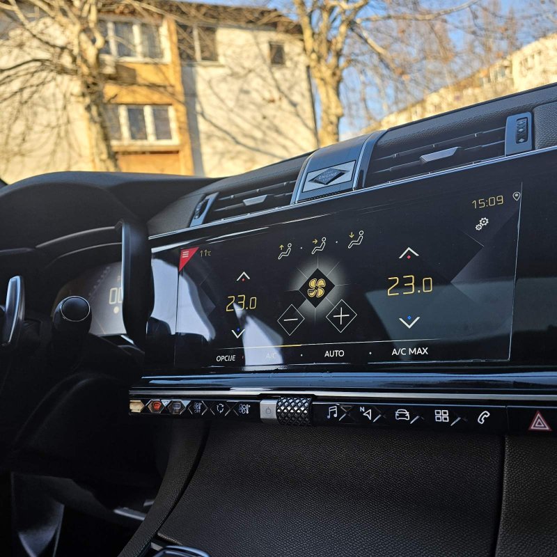 Automobil