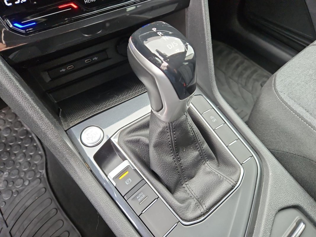 Automobil