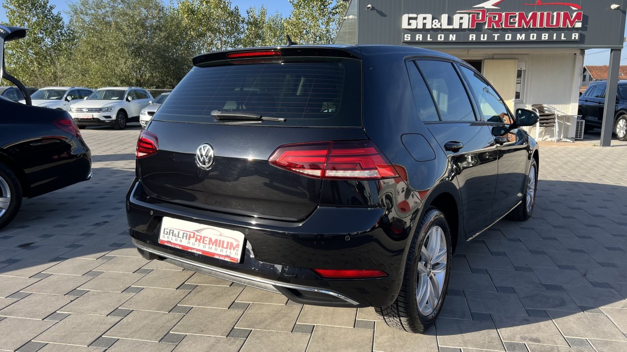 Automobil