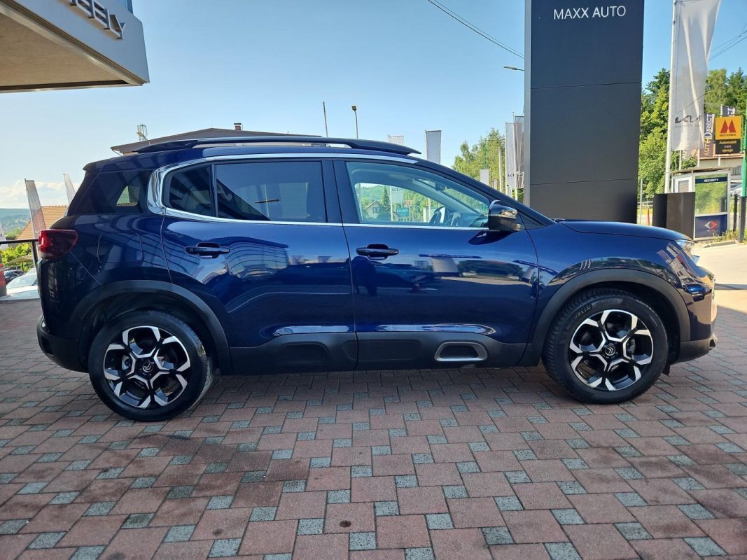 Automobil