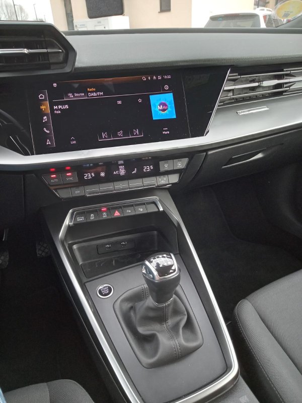 Automobil
