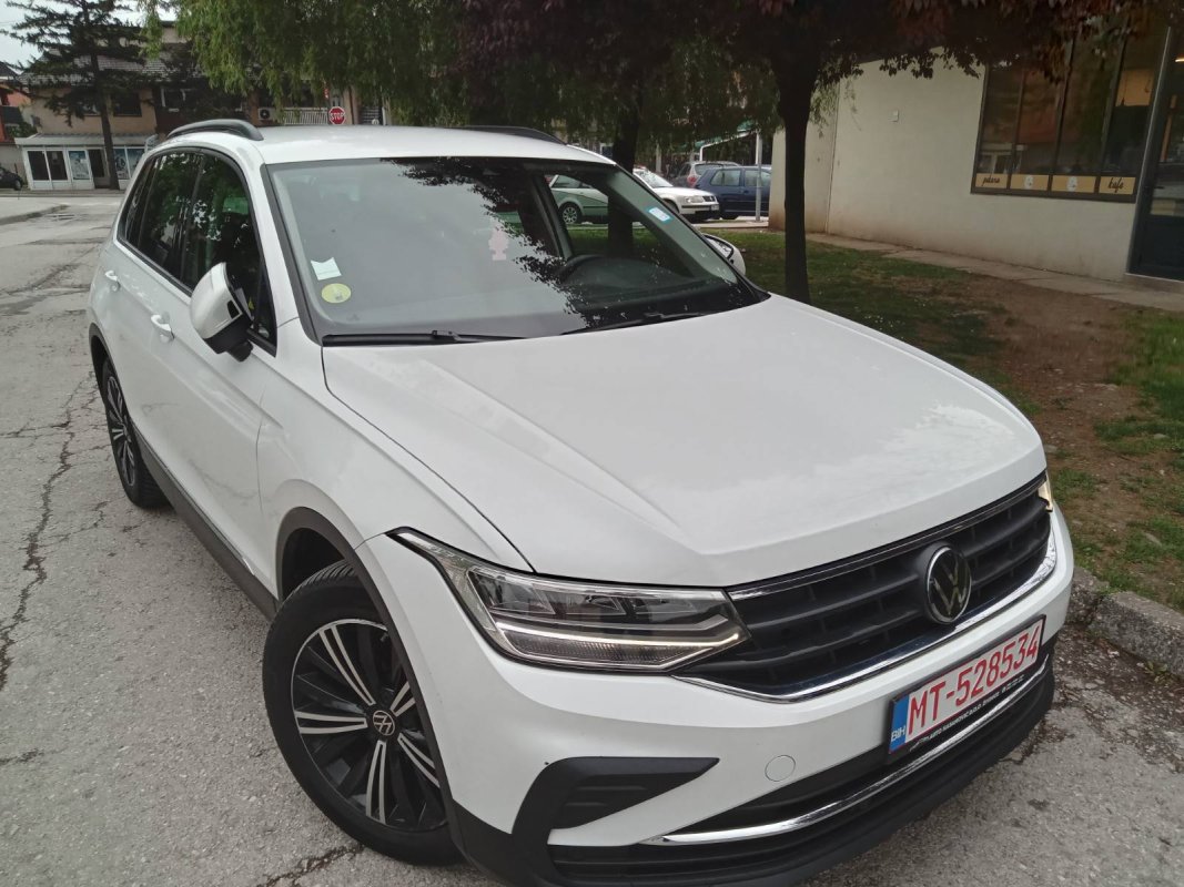 Automobil