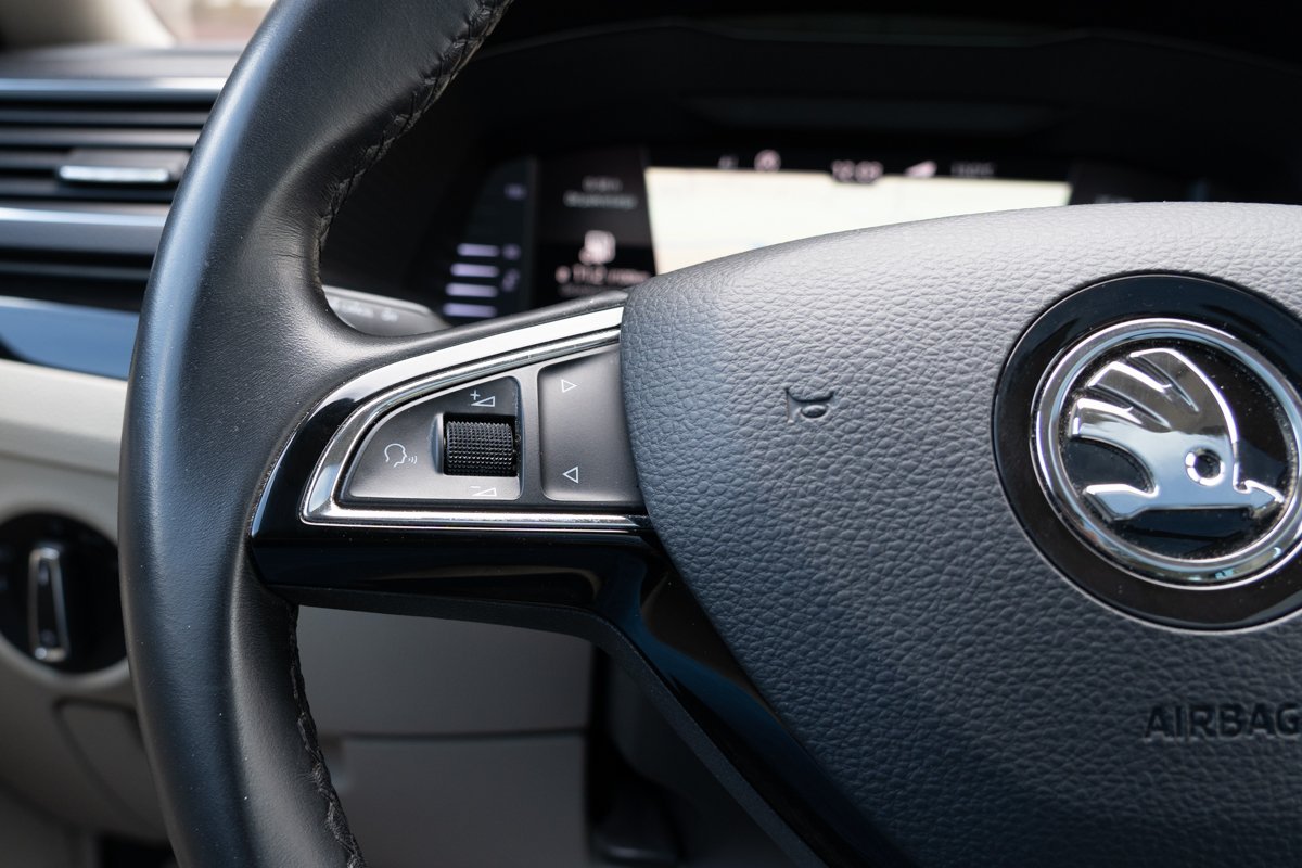 Automobil