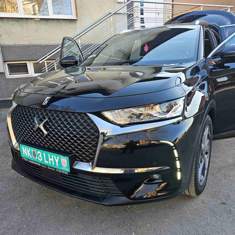 Automobil