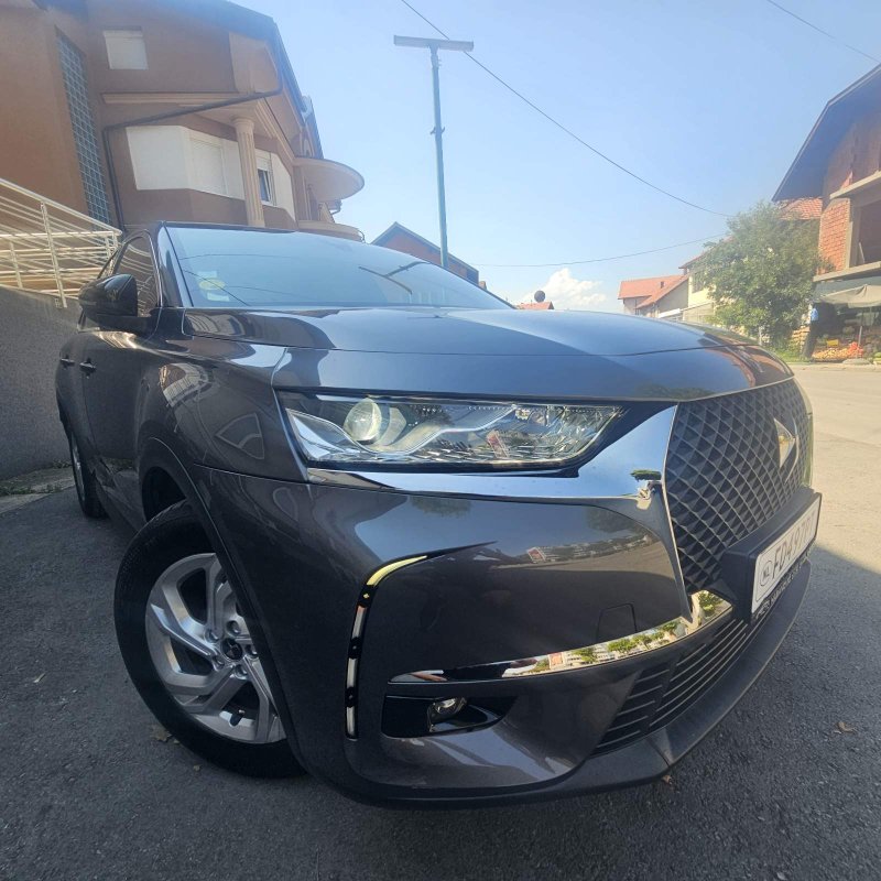 Automobil
