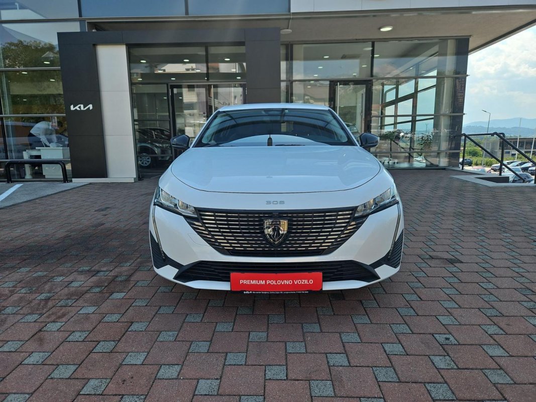 Automobil
