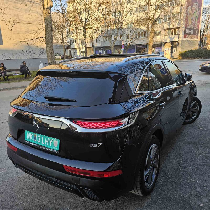Automobil