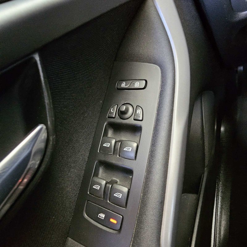 Automobil