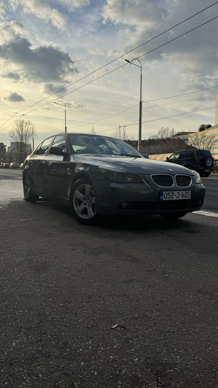 Automobil
