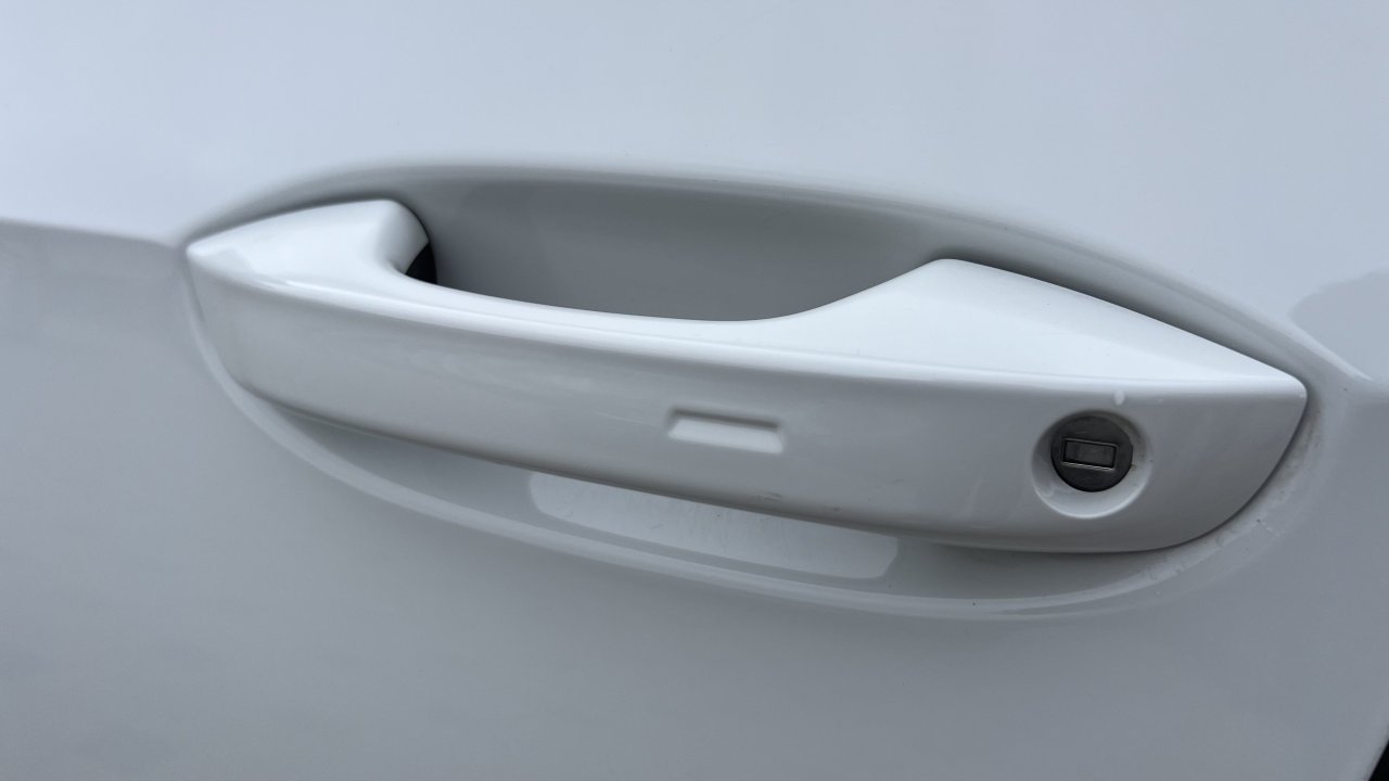 Automobil