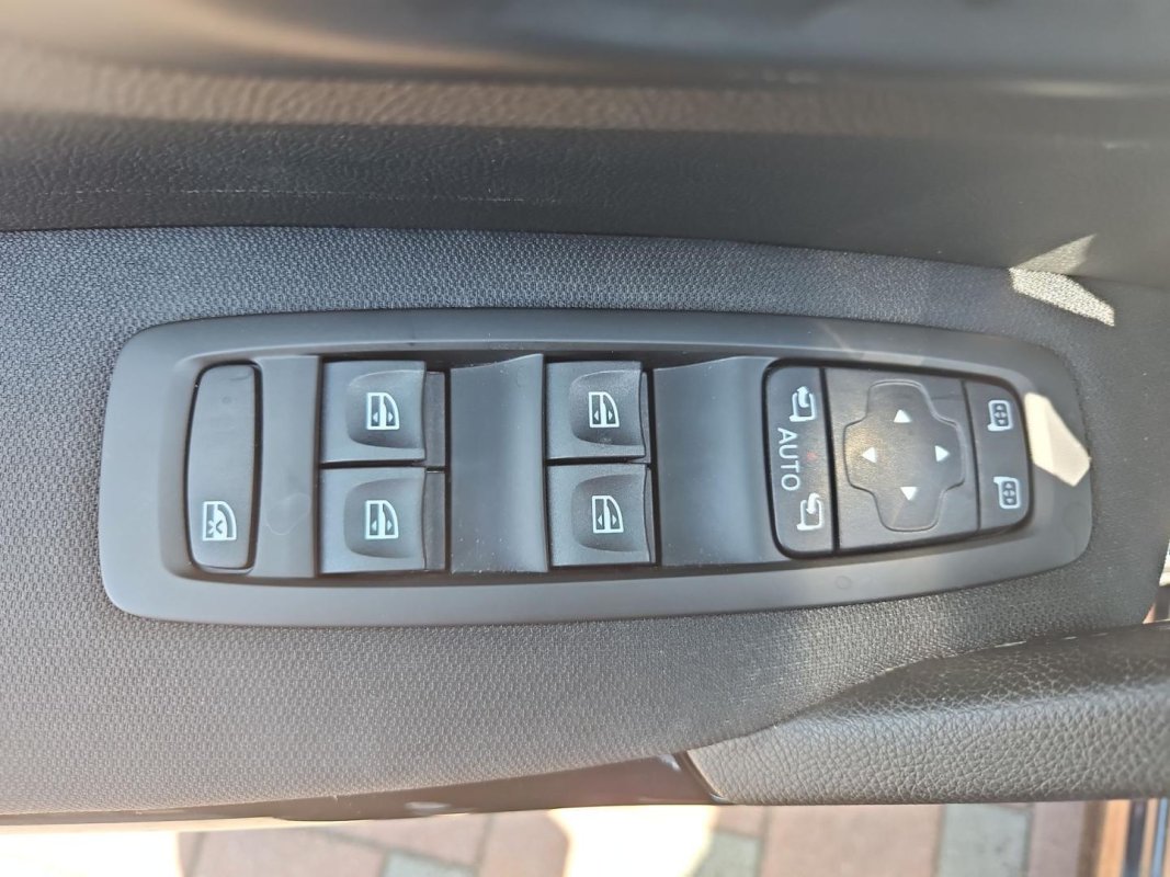 Automobil