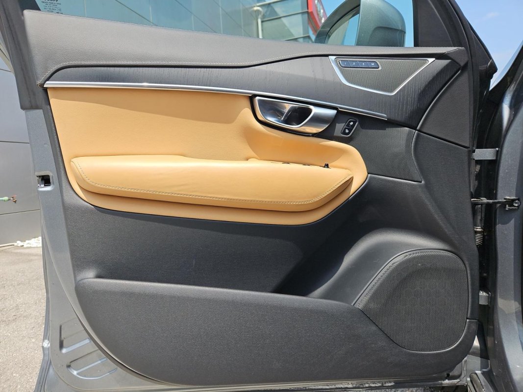 Automobil
